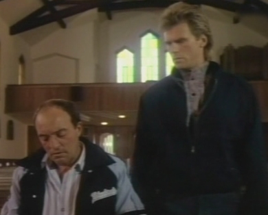 Angus MacGyver Trucs et Astuces - 3x03 Le Retour de Jimmy - Mac et Jimmy � l'�glise